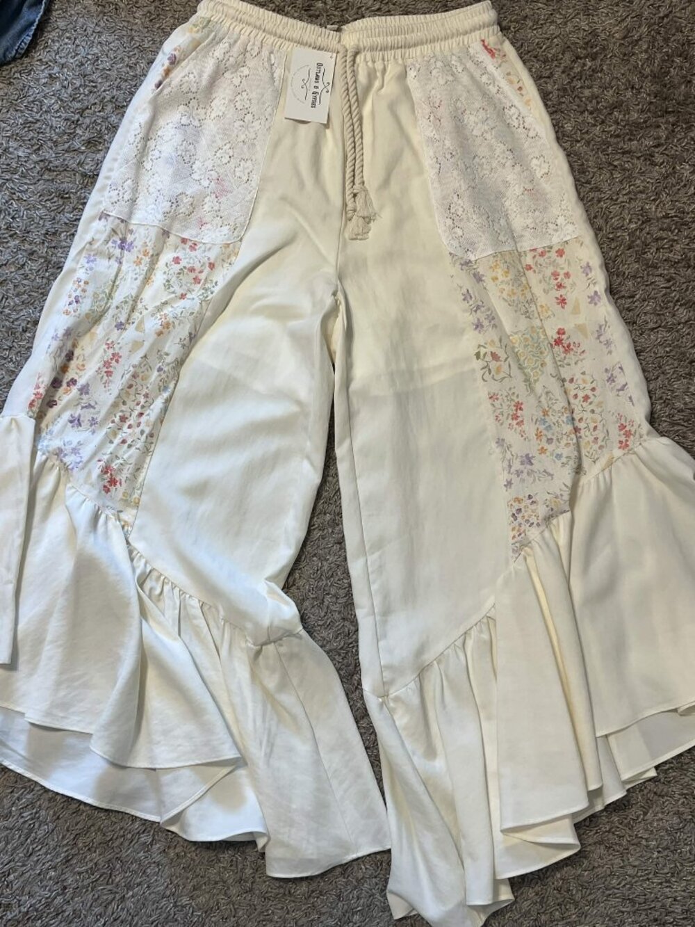 BNWT Outlaws and Gypsies Mellow Floral Patchwork Ruffle Pants - Size Large